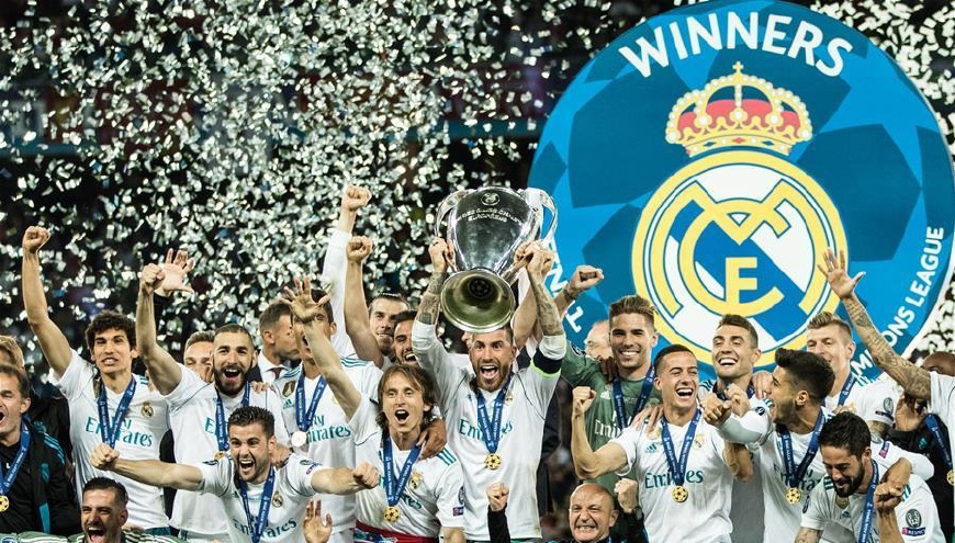 球员赛后把球鞋送给小球迷