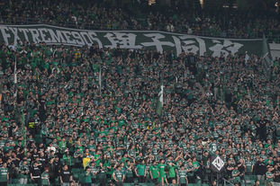 悼念若塔，红军名宿汤普森与毕包主席赛前在KOP看台前献花圈